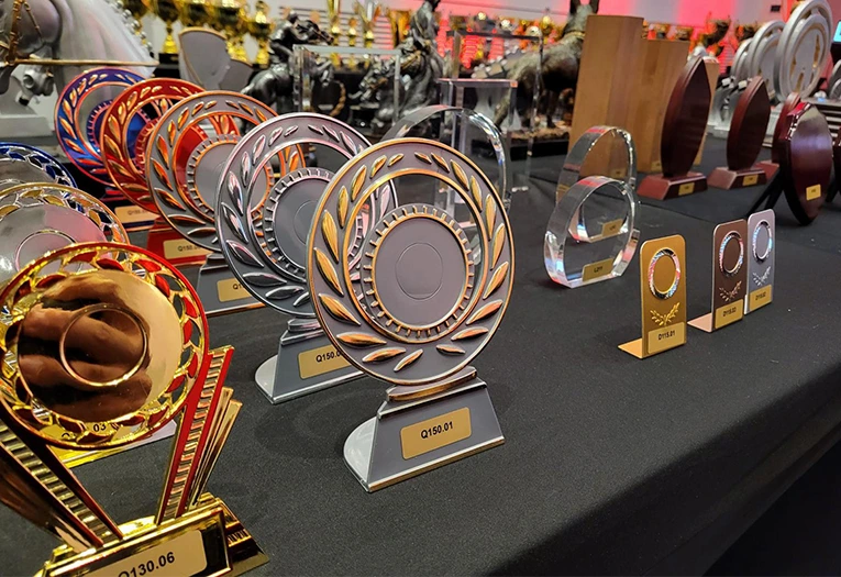 Trofea sportowe z możliwością personalizacji – grawer, logo i indywidualne dedykacje w ofercie Nagrodzony.pl.